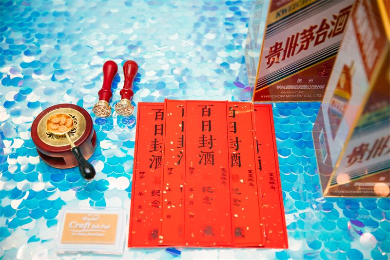 Branded gift set with a red invitation