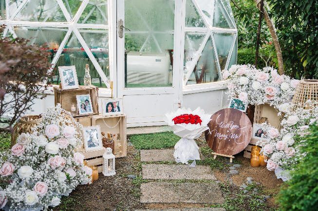 Garden dome with white flowers